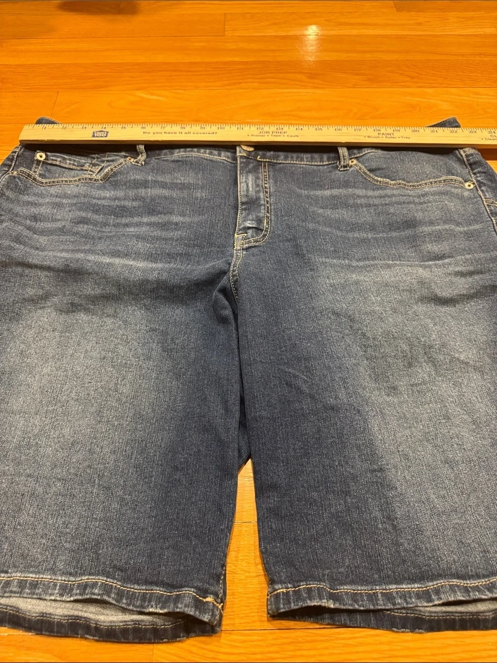 Torrid women’s jeans short size 24.